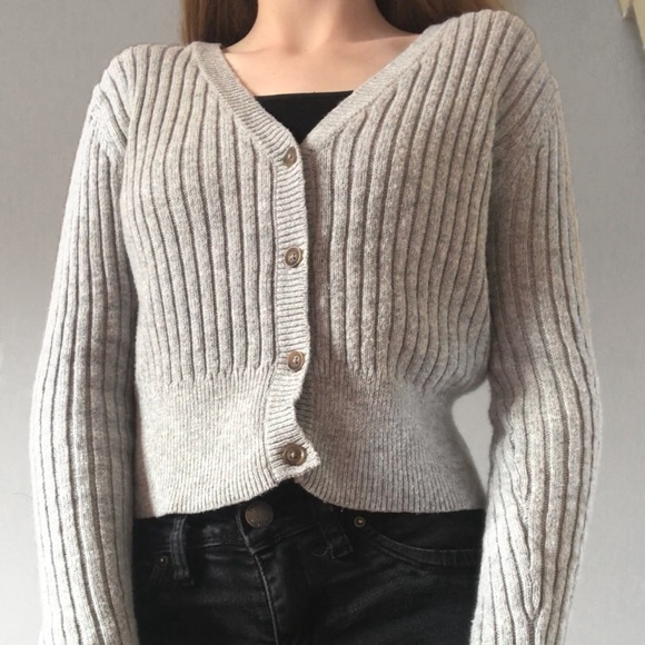 gray cropped sweater - Picture 3 of 4